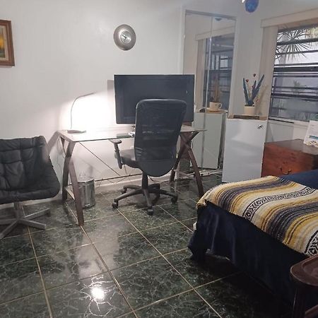 Snug Minimalist Full Bed With 50 Inch Smart Tv, Netflix, Airplay, Mini-Fridge, And 500 Mbps Wifi Near Fiu, Dolphin Mall, Airport Miami Exterior foto