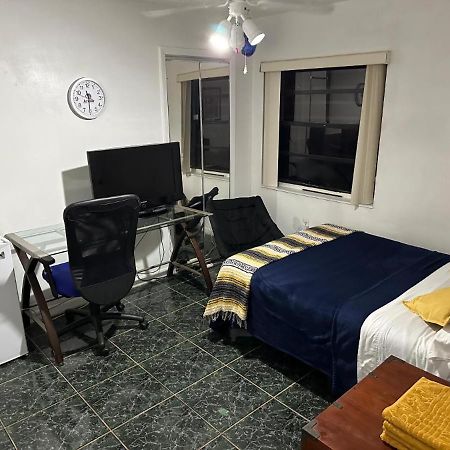 Snug Minimalist Full Bed With 50 Inch Smart Tv, Netflix, Airplay, Mini-Fridge, And 500 Mbps Wifi Near Fiu, Dolphin Mall, Airport Miami Exterior foto