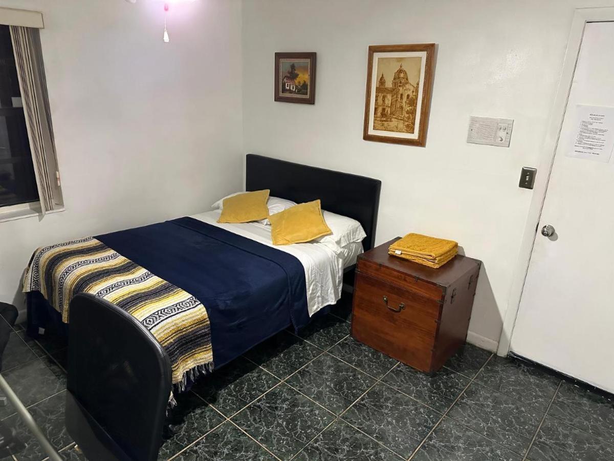 Snug Minimalist Full Bed With 50 Inch Smart Tv, Netflix, Airplay, Mini-Fridge, And 500 Mbps Wifi Near Fiu, Dolphin Mall, Airport Miami Exterior foto